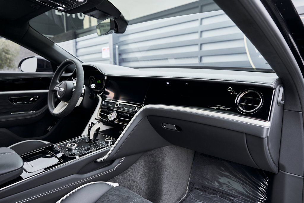 Used 2025 Bentley Flying Spur Plug-In Hybrid image 42