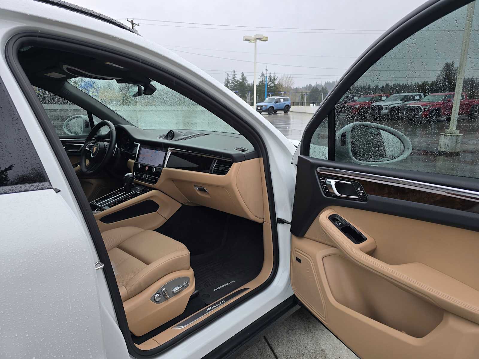 Used 2025 Porsche Macan image 11