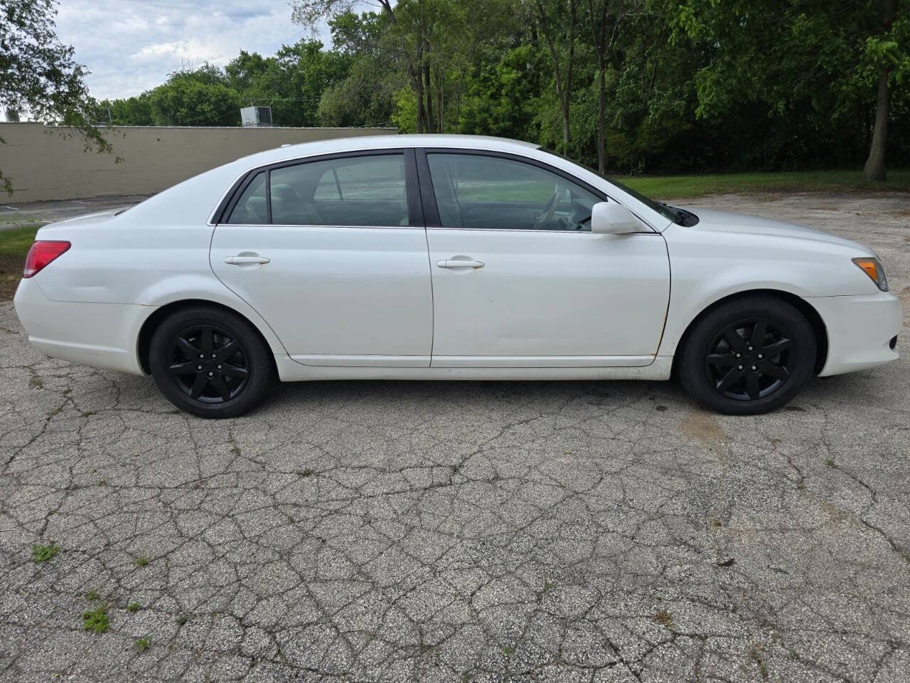 Used 2009 Toyota Avalon XL FWD image 3