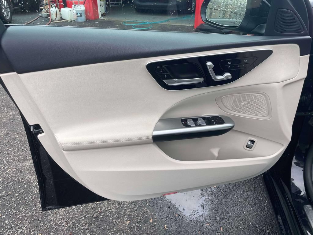 Used 2025 Mercedes-Benz C 300 4MATIC Sedan image 15