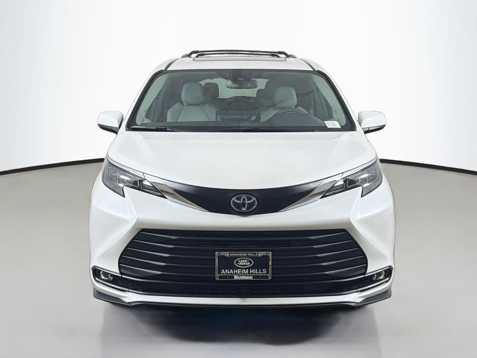 Used 2025 Toyota Sienna XLE w/ XLE Plus Package FWD image 8