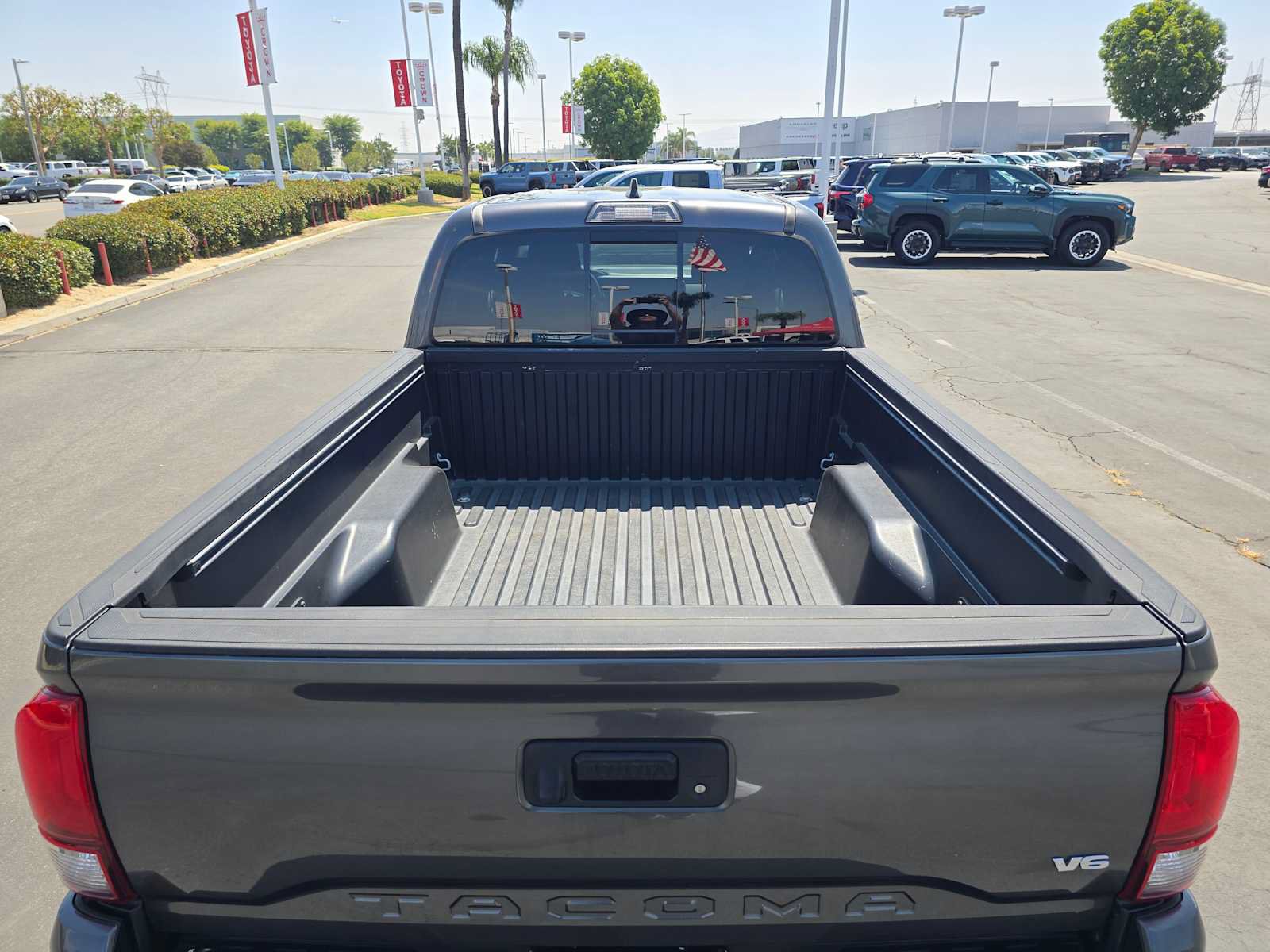 Used 2018 Toyota Tacoma TRD Off-Road w/ Technology Package AWD/4WD image 16