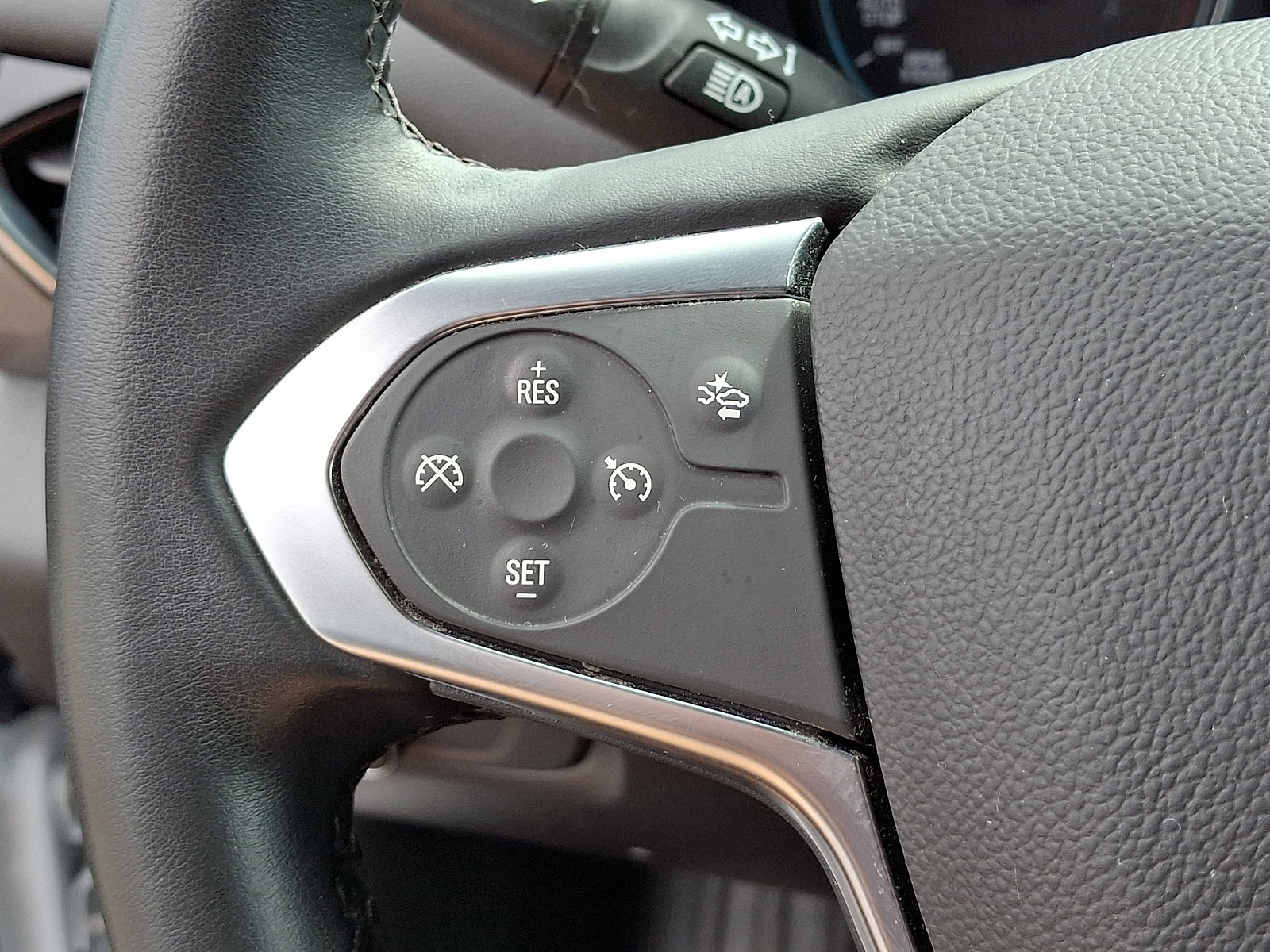 Used 2023 Chevrolet Traverse LT w/ Rear Camera Mirror Package AWD/4WD image 21