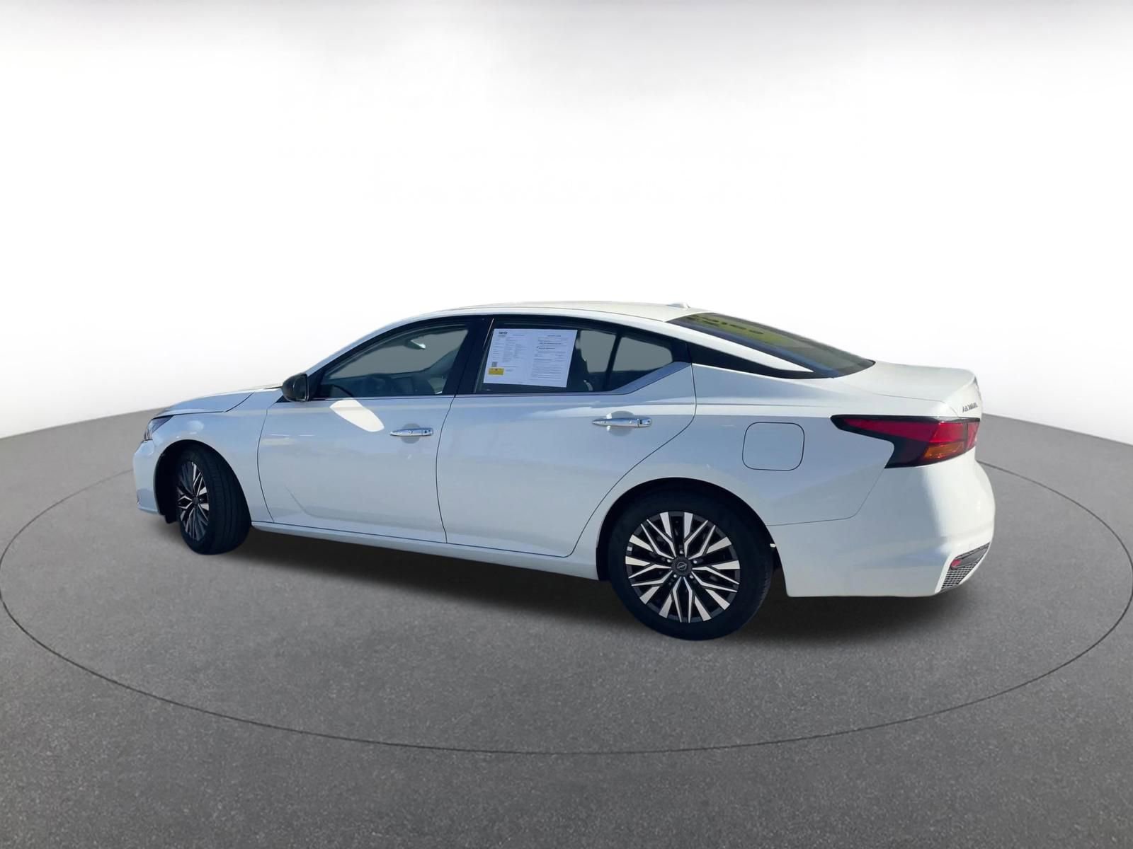 Used 2025 Nissan Altima 2.5 SV FWD image 10