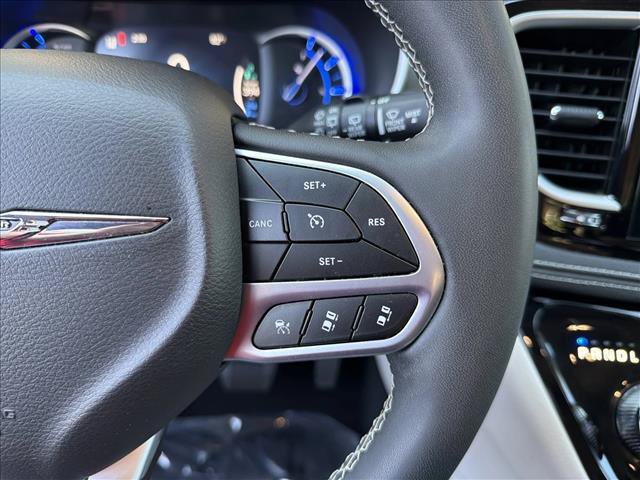 Used 2023 Chrysler Pacifica Touring-L FWD image 19
