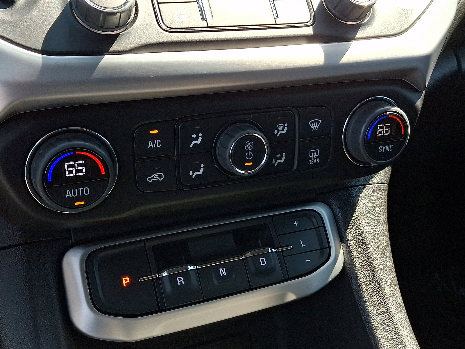 Certified 2023 GMC Acadia SLE w/ Driver Convenience Package image 16