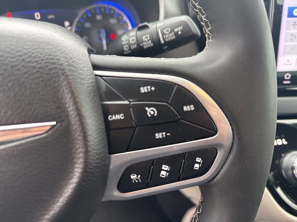 Used 2024 Chrysler Pacifica Touring-L image 39