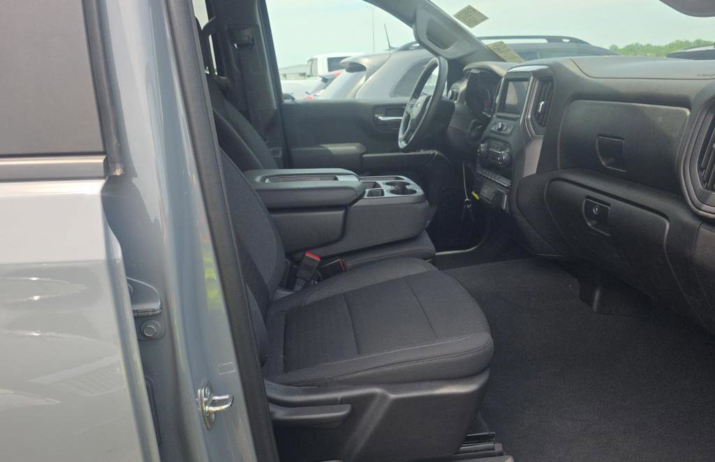 Used 2024 Chevrolet Silverado 1500 Custom w/ Dark Appearance Package AWD/4WD image 9