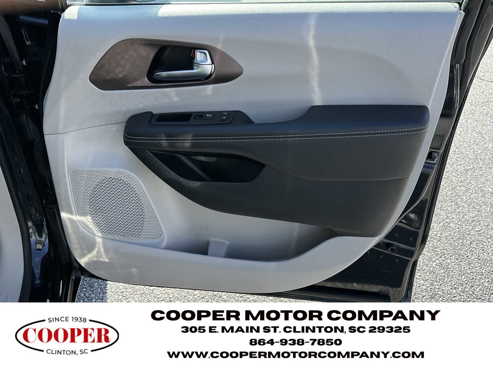 Used 2023 Chrysler Voyager LX image 14