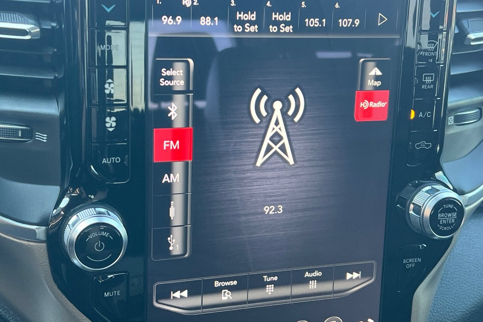 Used 2019 RAM 1500 Laramie AWD/4WD image 18
