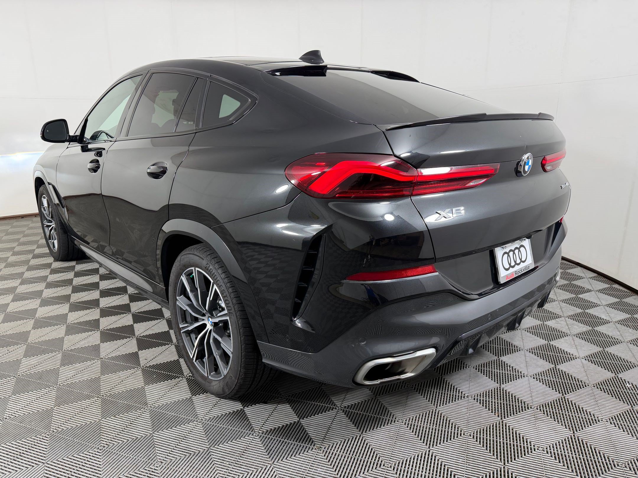 Used 2023 BMW X6 xDrive40i w/ M Sport Package AWD/4WD image 3