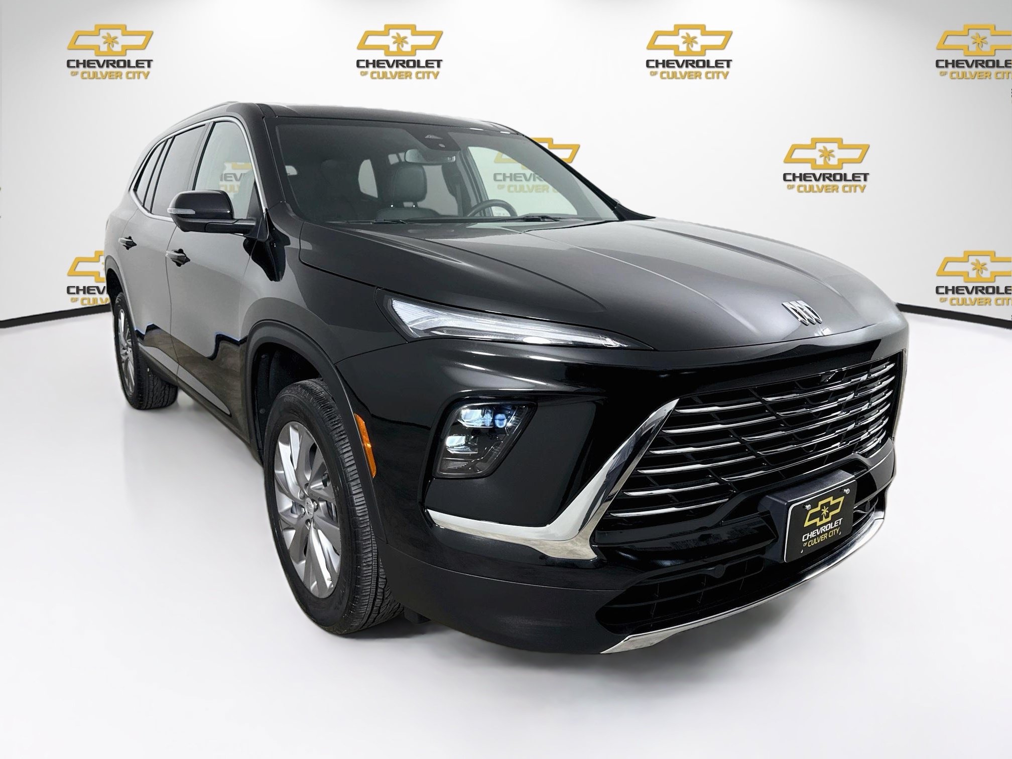 Used 2025 Buick Enclave Preferred FWD image 1