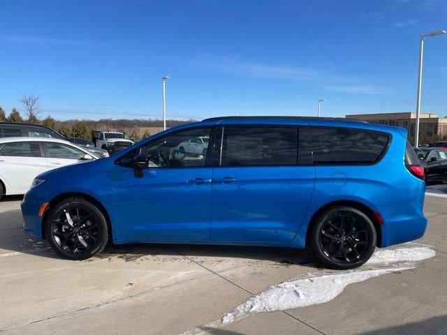 New 2026 Chrysler Pacifica Select w/ S Appearance Package image 2