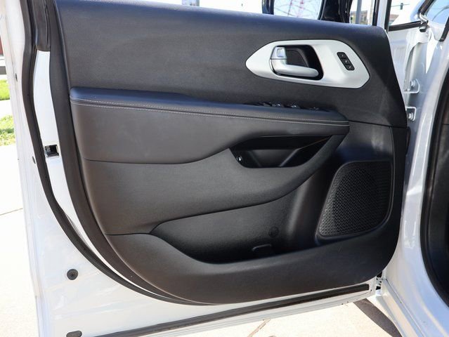 Used 2024 Chrysler Pacifica Limited FWD image 38