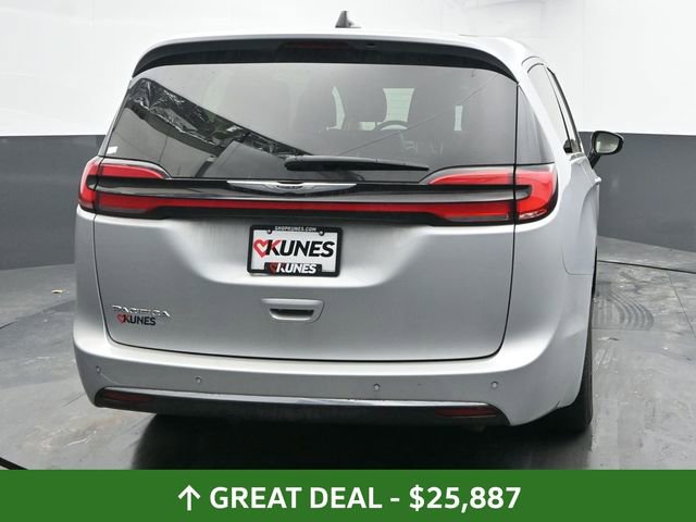Used 2024 Chrysler Pacifica Touring-L image 10