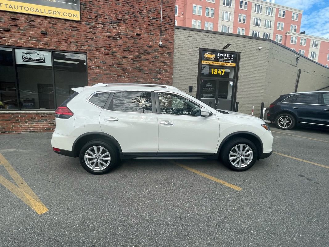Used 2017 Nissan Rogue SV w/ SV Premium Package image 2