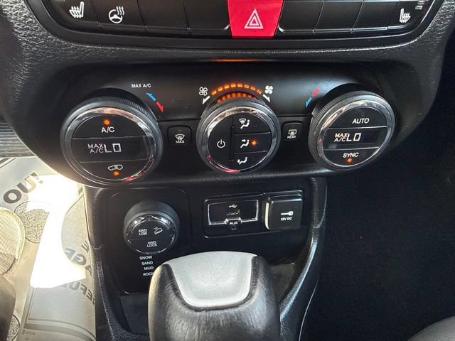 Used 2015 Jeep Renegade Trailhawk w/ Popular Equipment Group AWD/4WD image 24