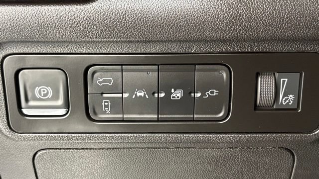 Used 2025 GMC Hummer EV 2X w/ LPO, Cargo Utility Package AWD/4WD image 32