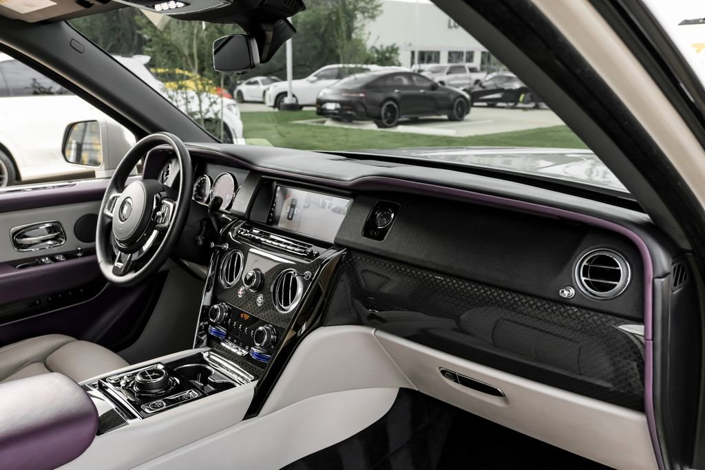 Used 2022 Rolls-Royce Cullinan Black Badge image 13