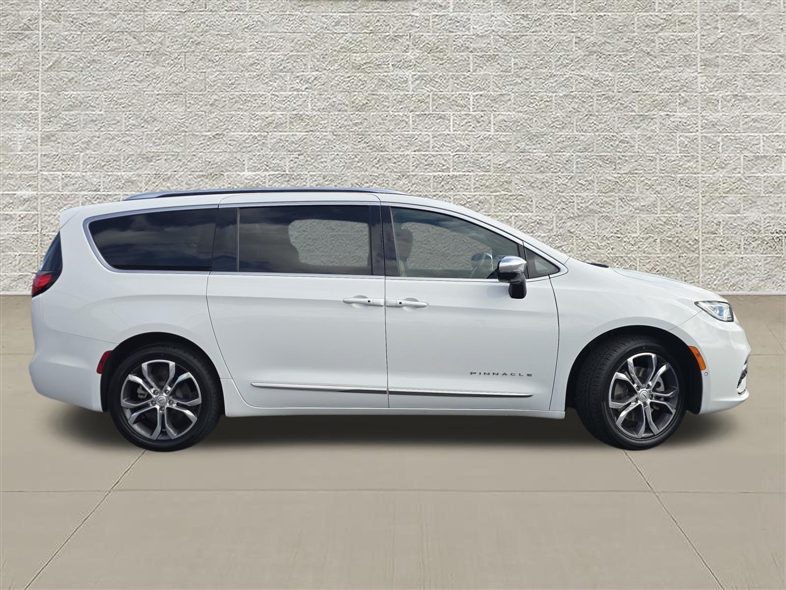 Used 2026 Chrysler Pacifica Pinnacle w/ Trailer Tow Group AWD/4WD image 8