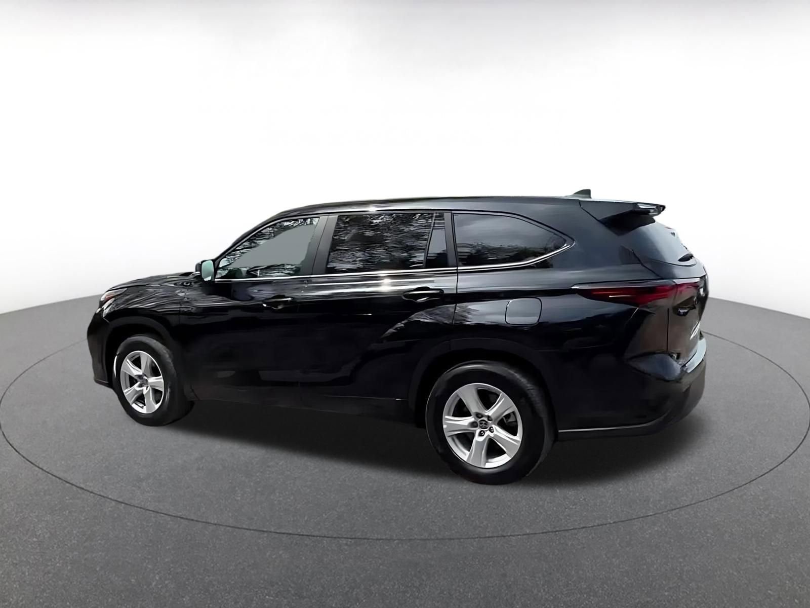 Used 2025 Toyota Highlander LE FWD image 10