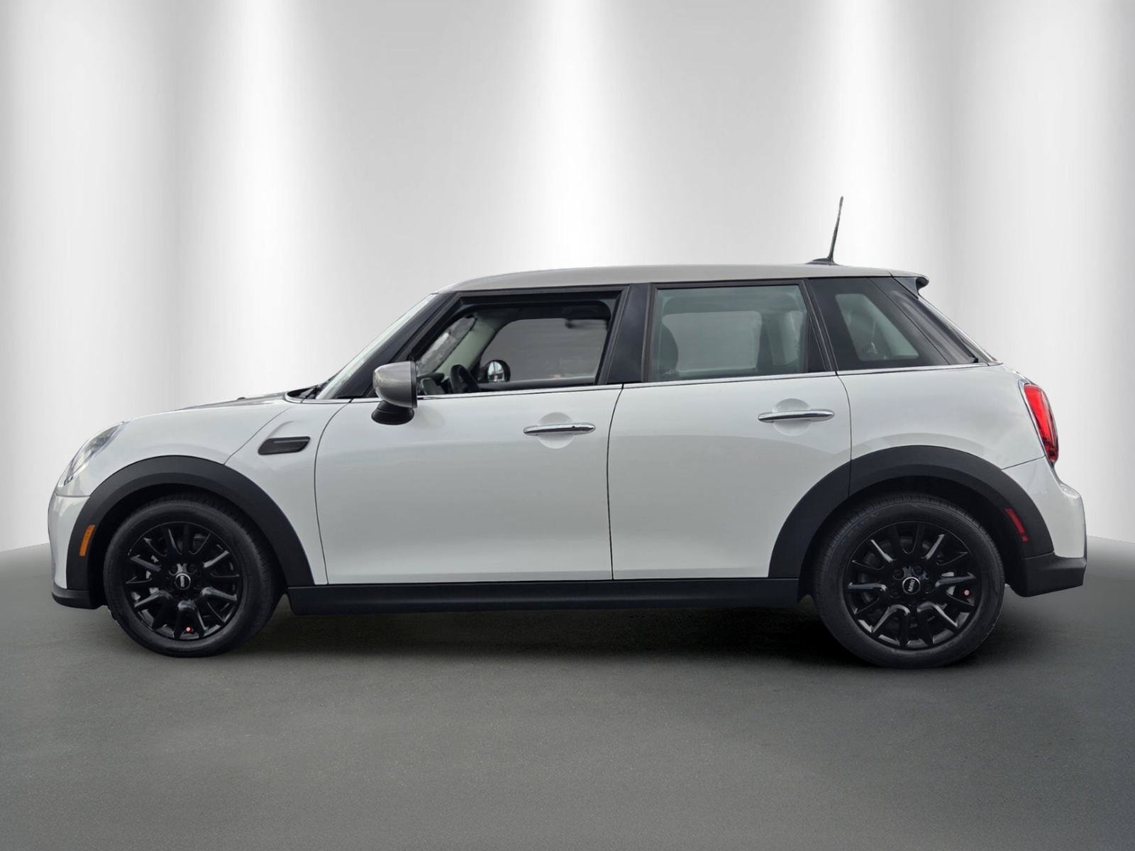 Used 2024 MINI Cooper 4-Door Hardtop FWD image 4
