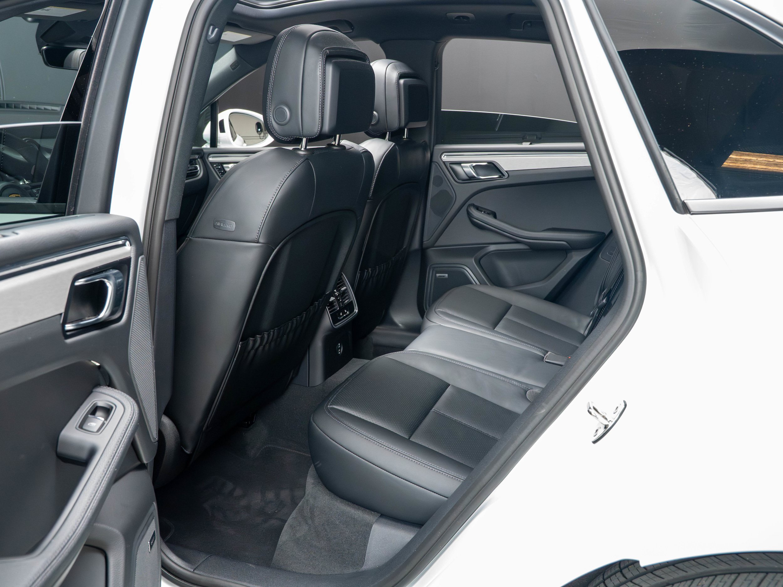 Certified 2026 Porsche Macan AWD/4WD image 36