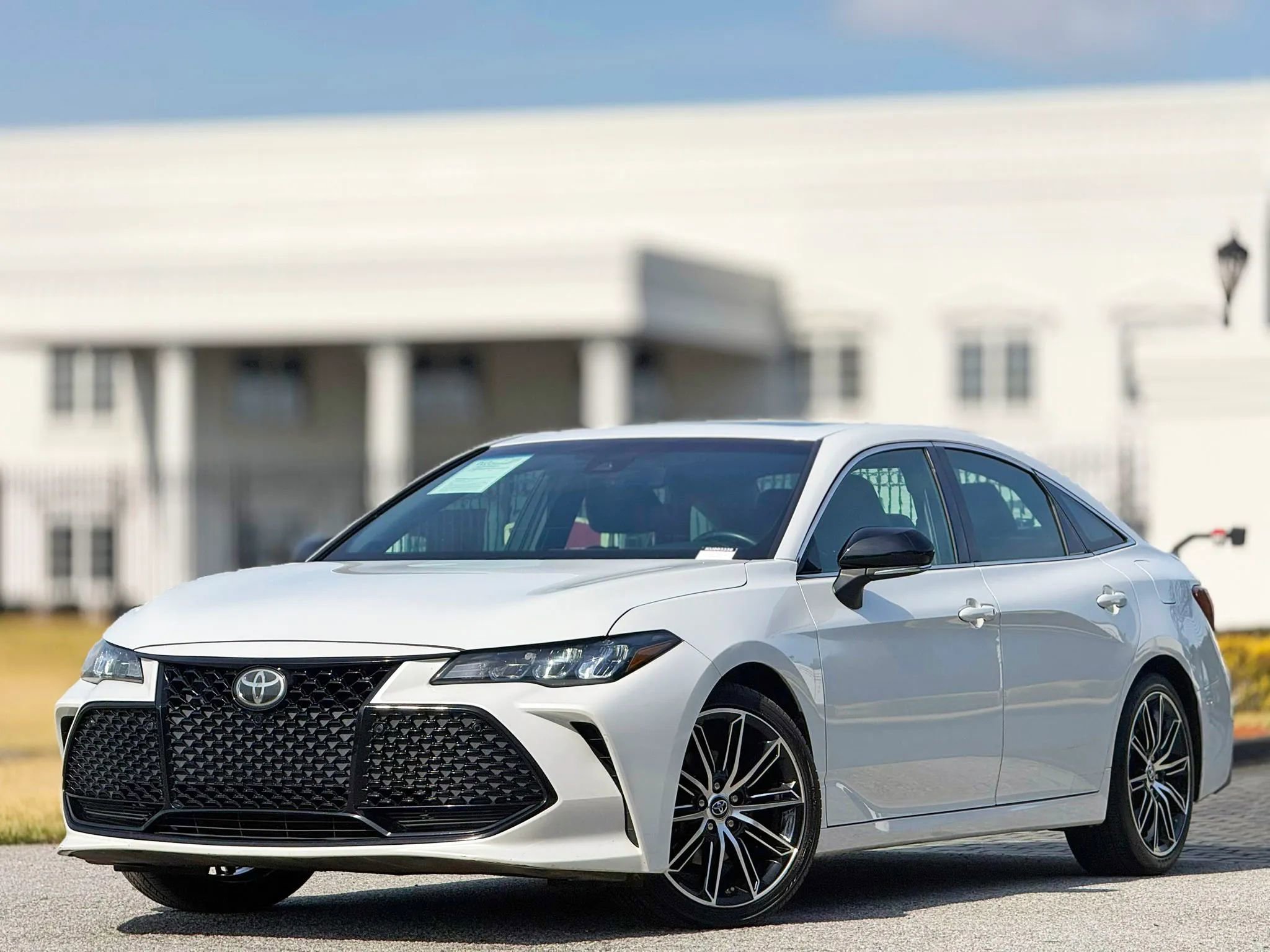 Used 2019 Toyota Avalon XSE image 2