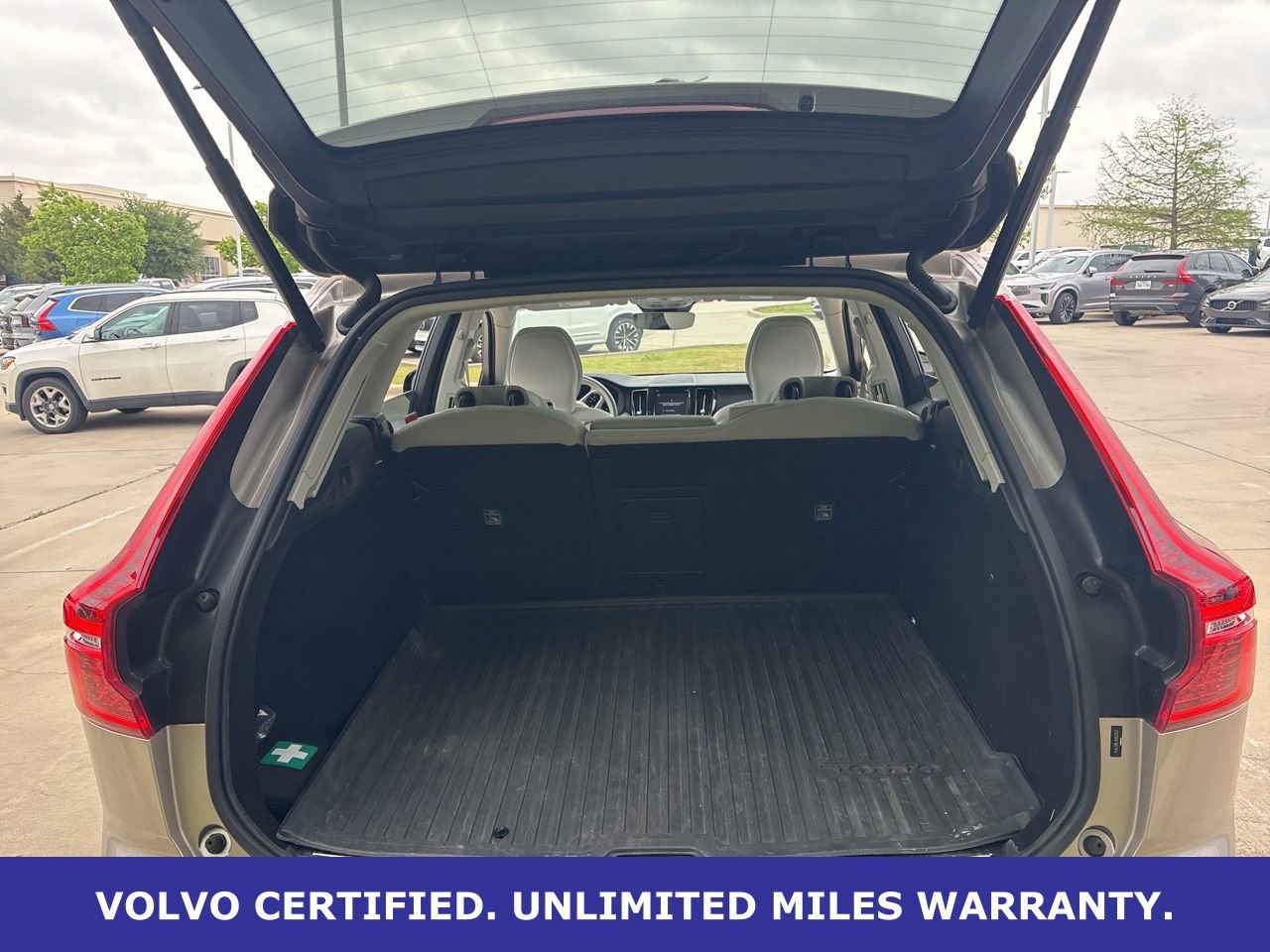 Certified 2024 Volvo XC60 B5 Plus w/ Protection Package Premier image 10