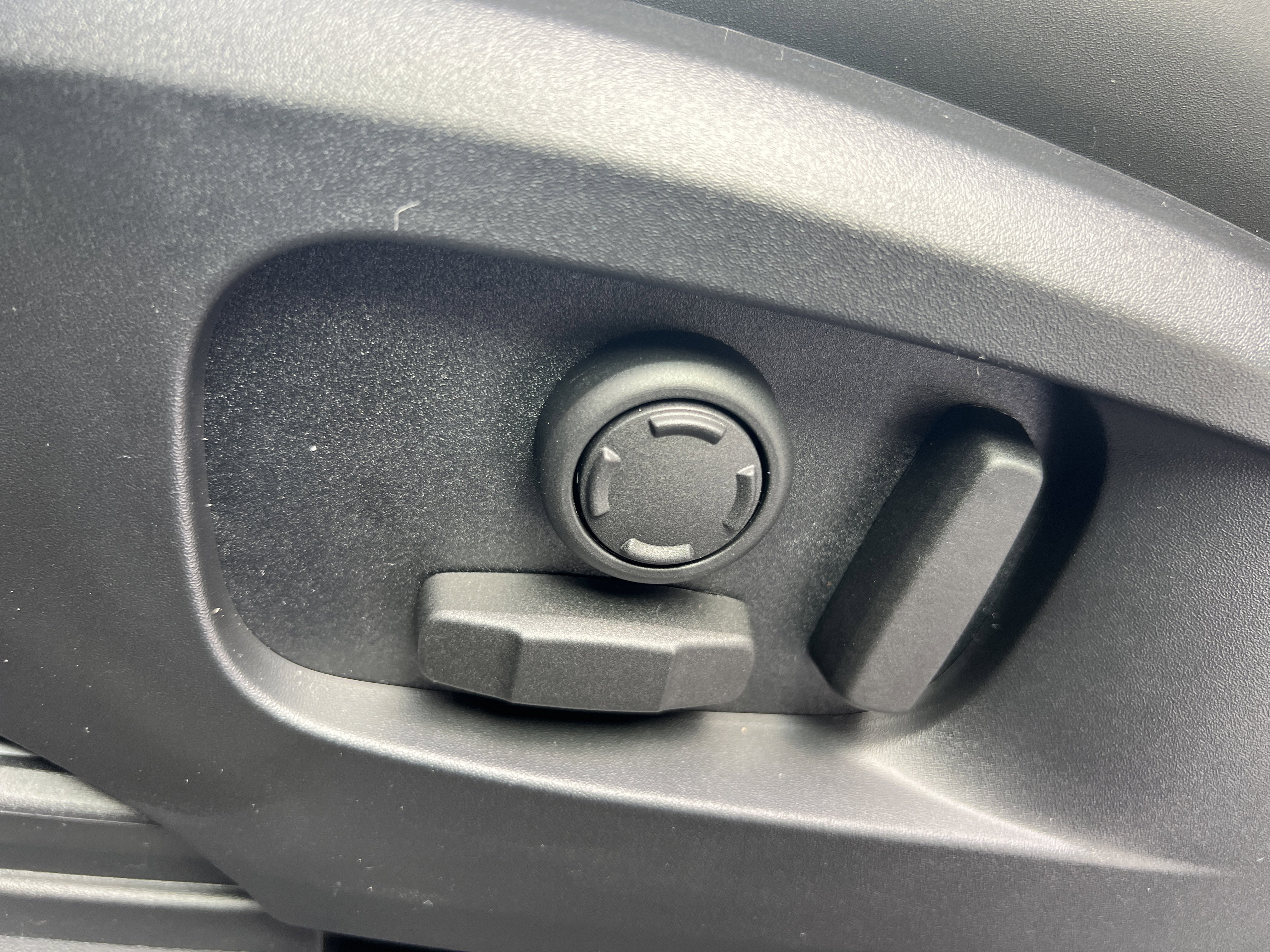 New 2025 Land Rover Defender 90 X-Dynamic SE image 24