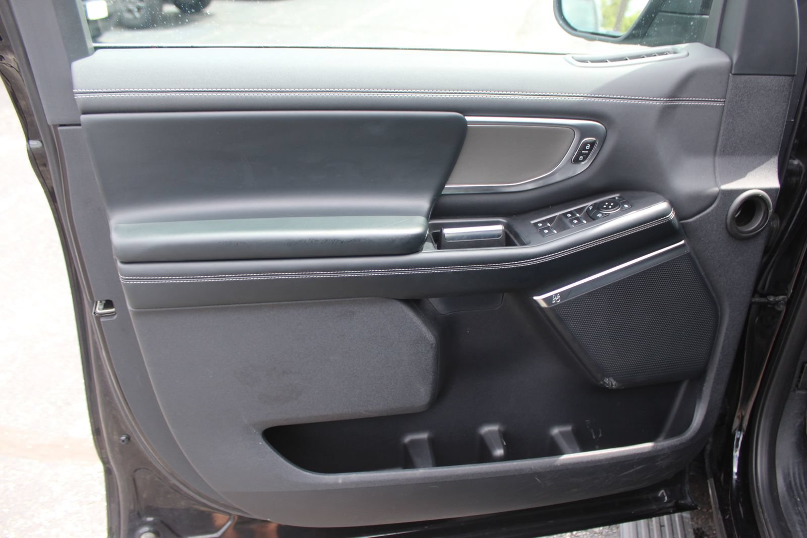 Used 2025 Ford Expedition Max Platinum AWD/4WD image 25