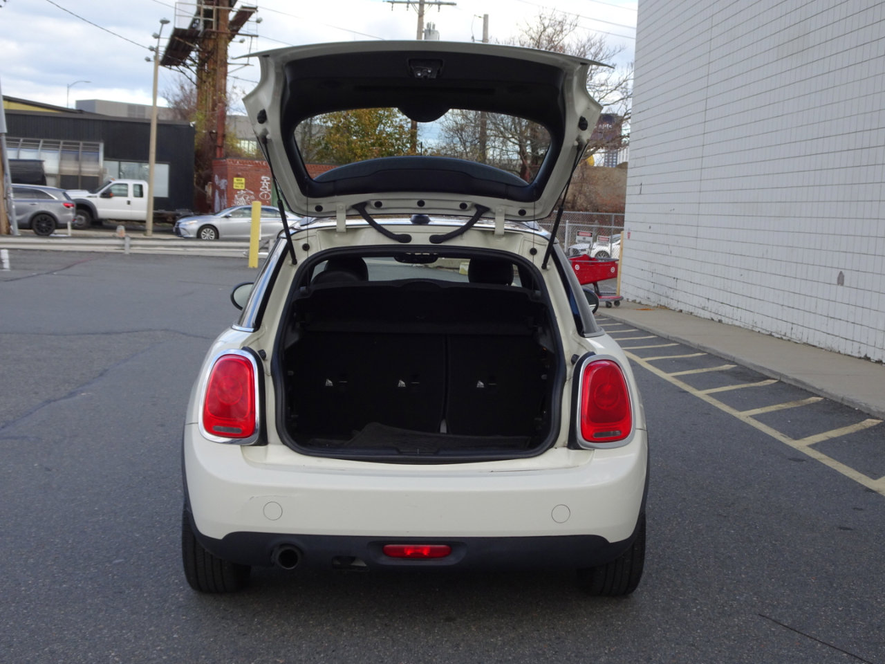 Used 2016 MINI Cooper 4-Door Hardtop image 9