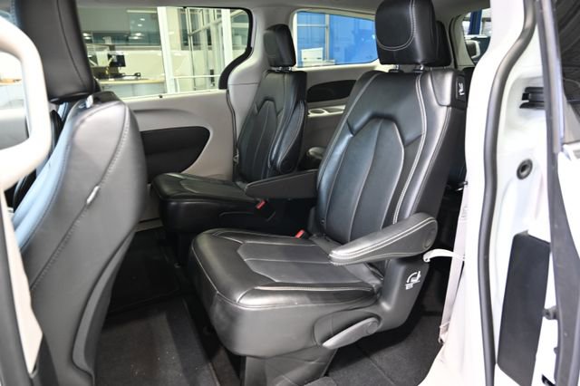 Used 2024 Chrysler Pacifica Touring-L FWD image 11
