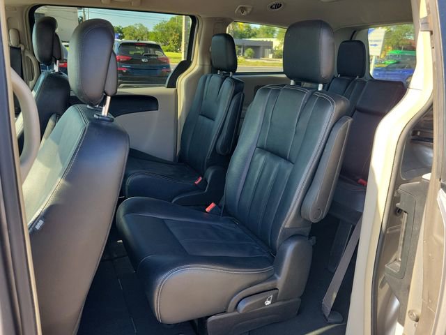 Used 2016 Chrysler Town & Country Touring FWD image 10
