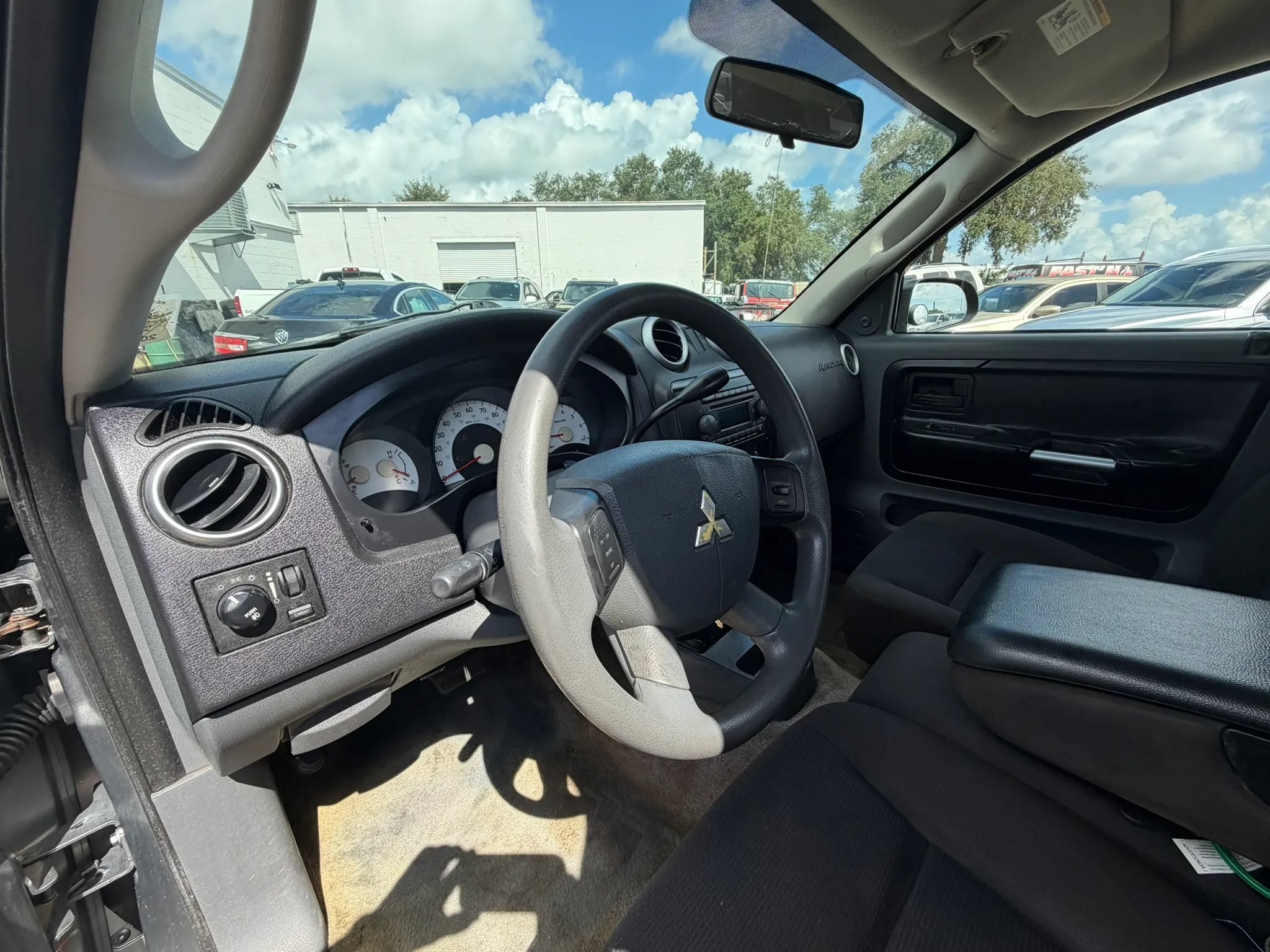 Used 2007 Mitsubishi Raider LS RWD image 7