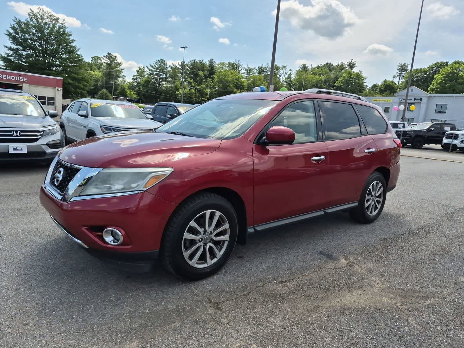 Used 2016 Nissan Pathfinder SV w/ Cargo Package FWD image 4