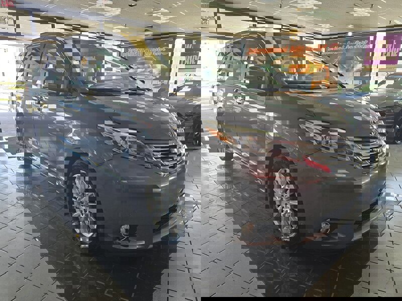 Used 2017 Toyota Sienna Limited Premium w/ Advanced Technology Package image 3