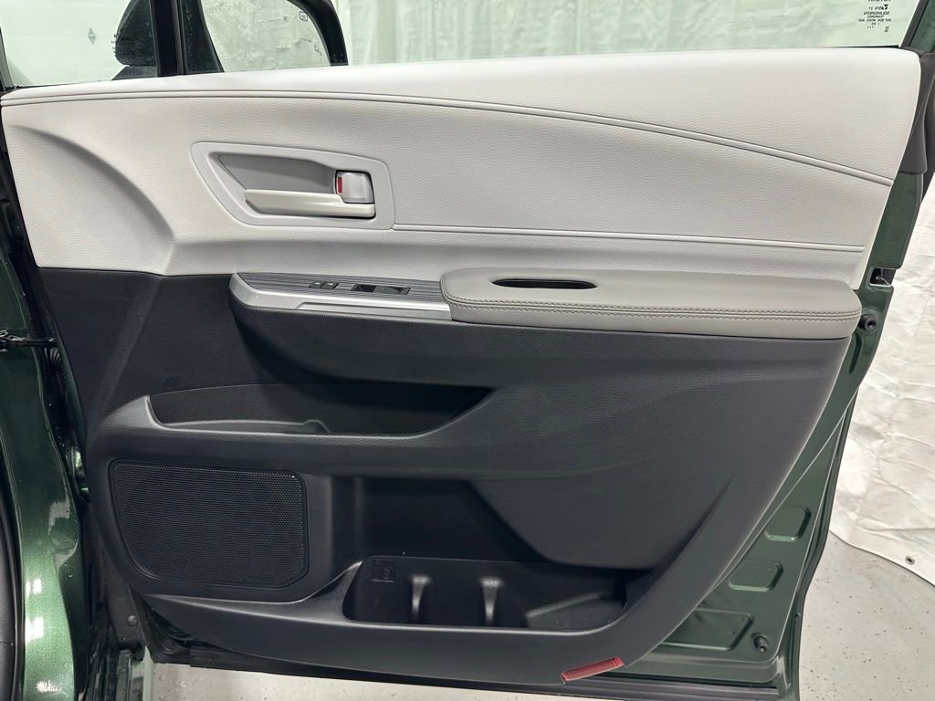 Used 2025 Toyota Sienna LE image 60