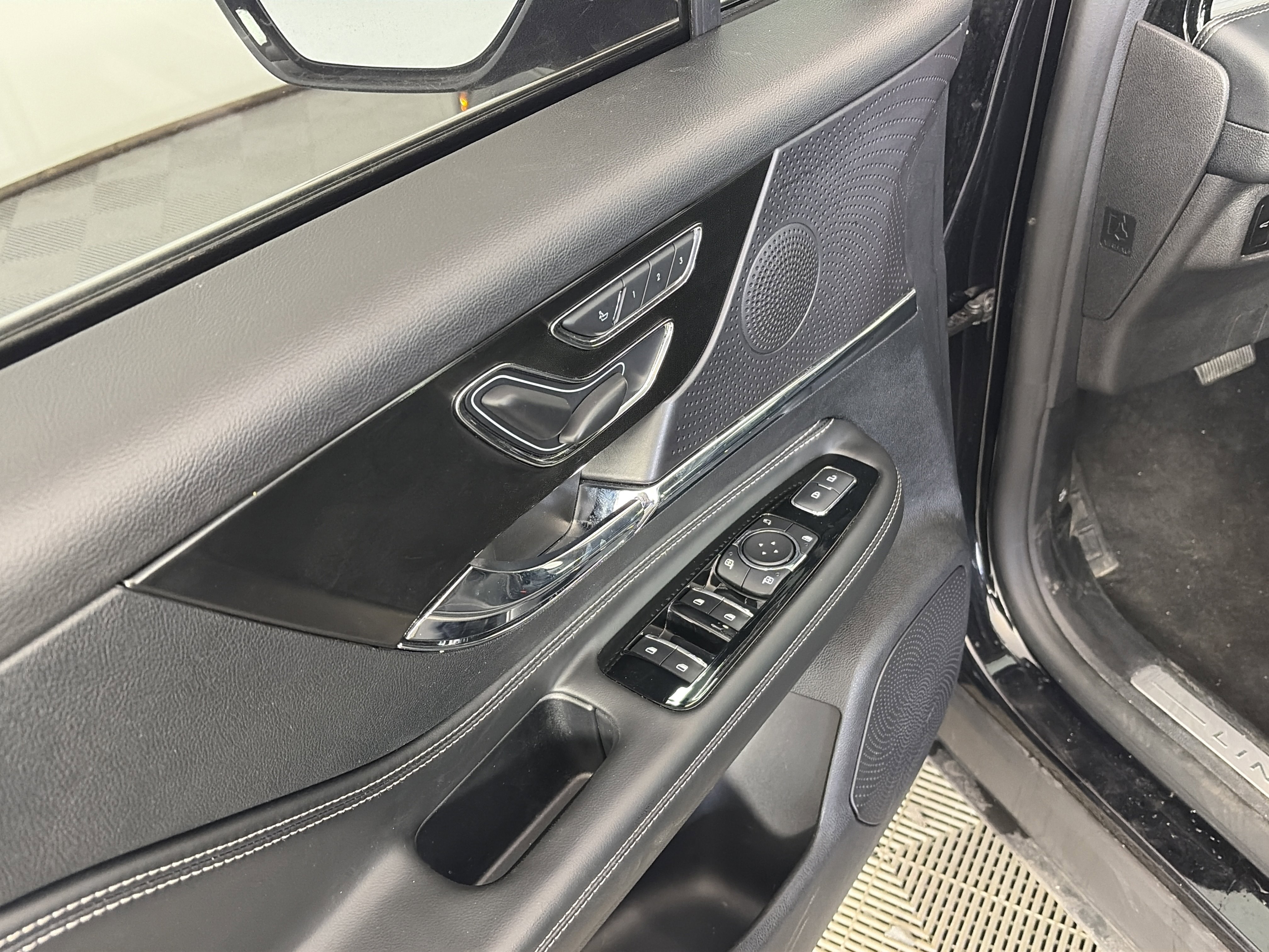 Used 2025 Lincoln Corsair AWD image 26