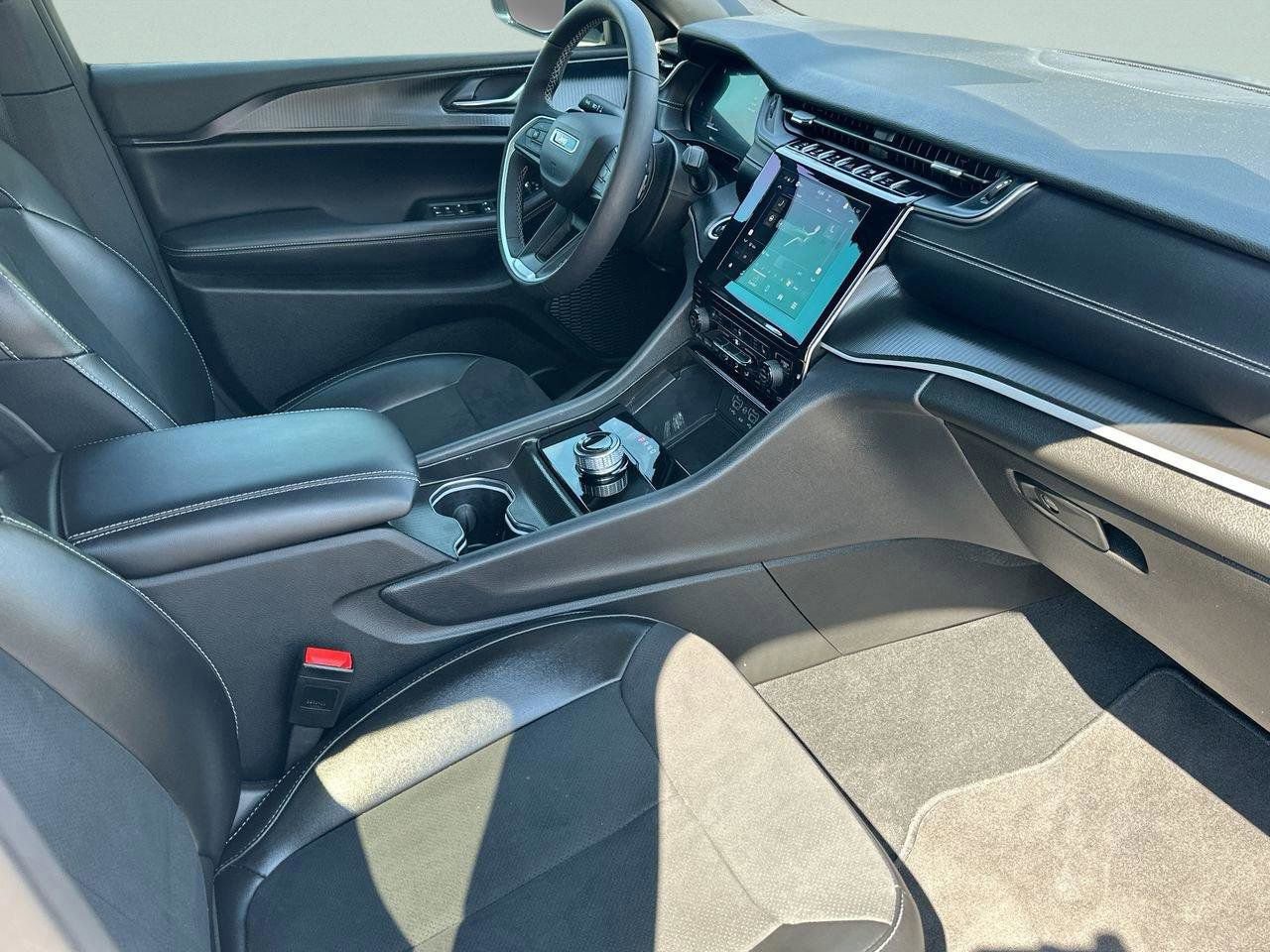 Used 2024 Jeep Grand Cherokee L Altitude RWD image 10