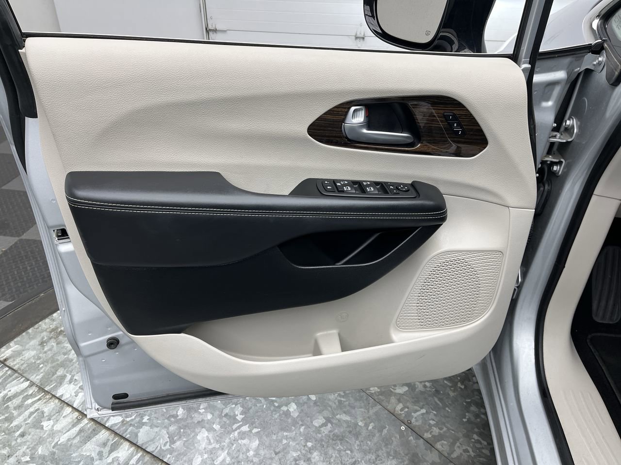 Used 2024 Chrysler Pacifica Limited FWD image 8