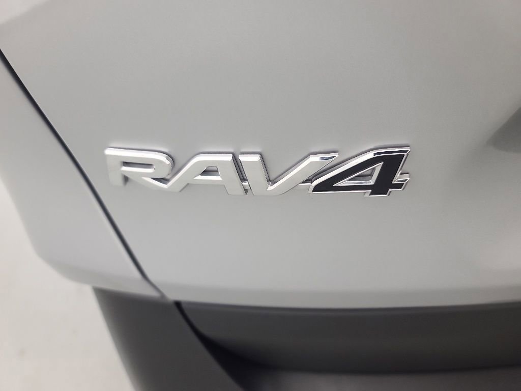 Used 2025 Toyota RAV4 XLE AWD/4WD image 12