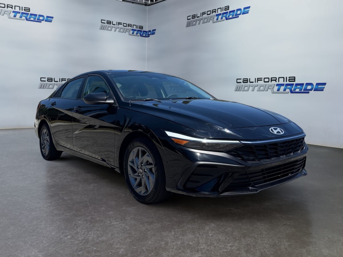 Used 2024 Hyundai Elantra Blue FWD image 3