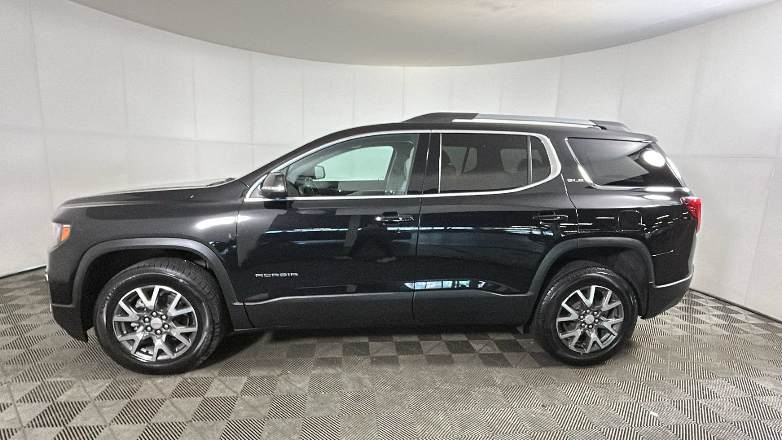 Used 2022 GMC Acadia SLE w/ LPO, Cargo Package AWD/4WD image 6