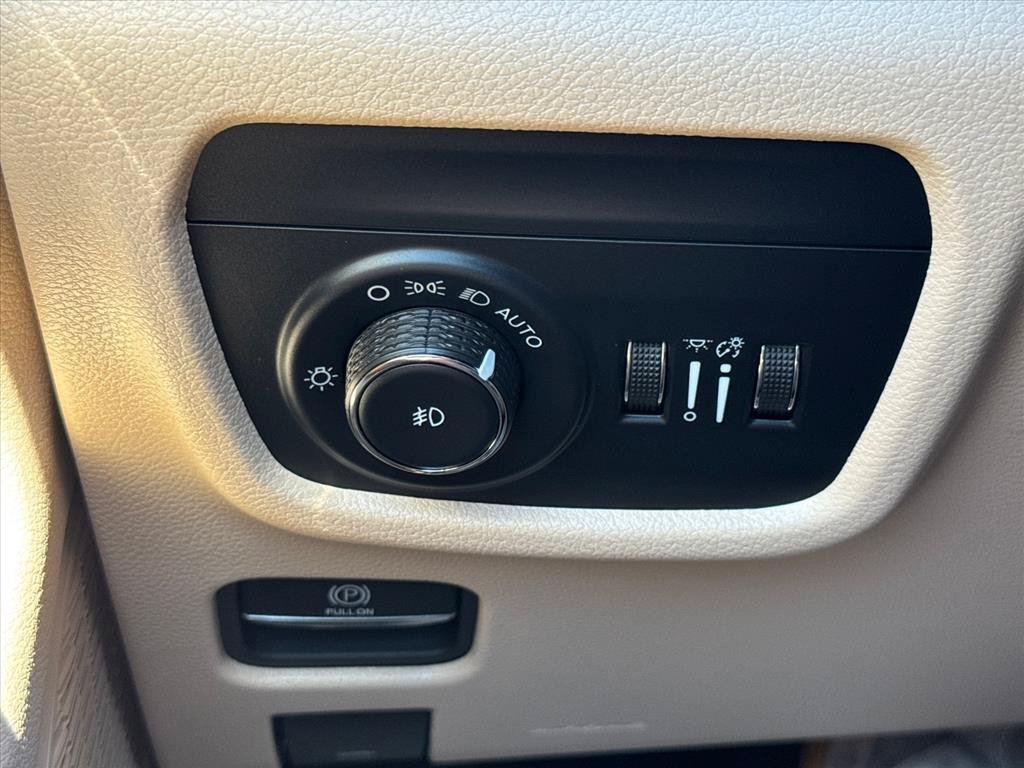 Used 2024 Jeep Grand Cherokee Limited AWD/4WD image 20