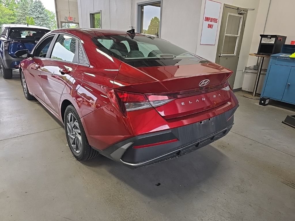 Used 2024 Hyundai Elantra SEL FWD image 3