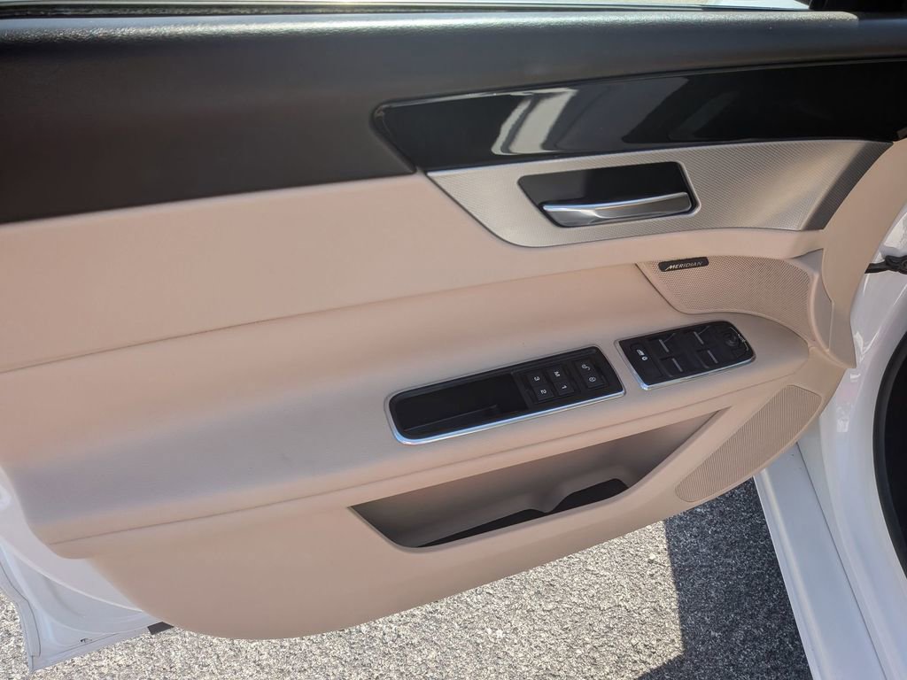 Used 2016 Jaguar XF Premium RWD image 11