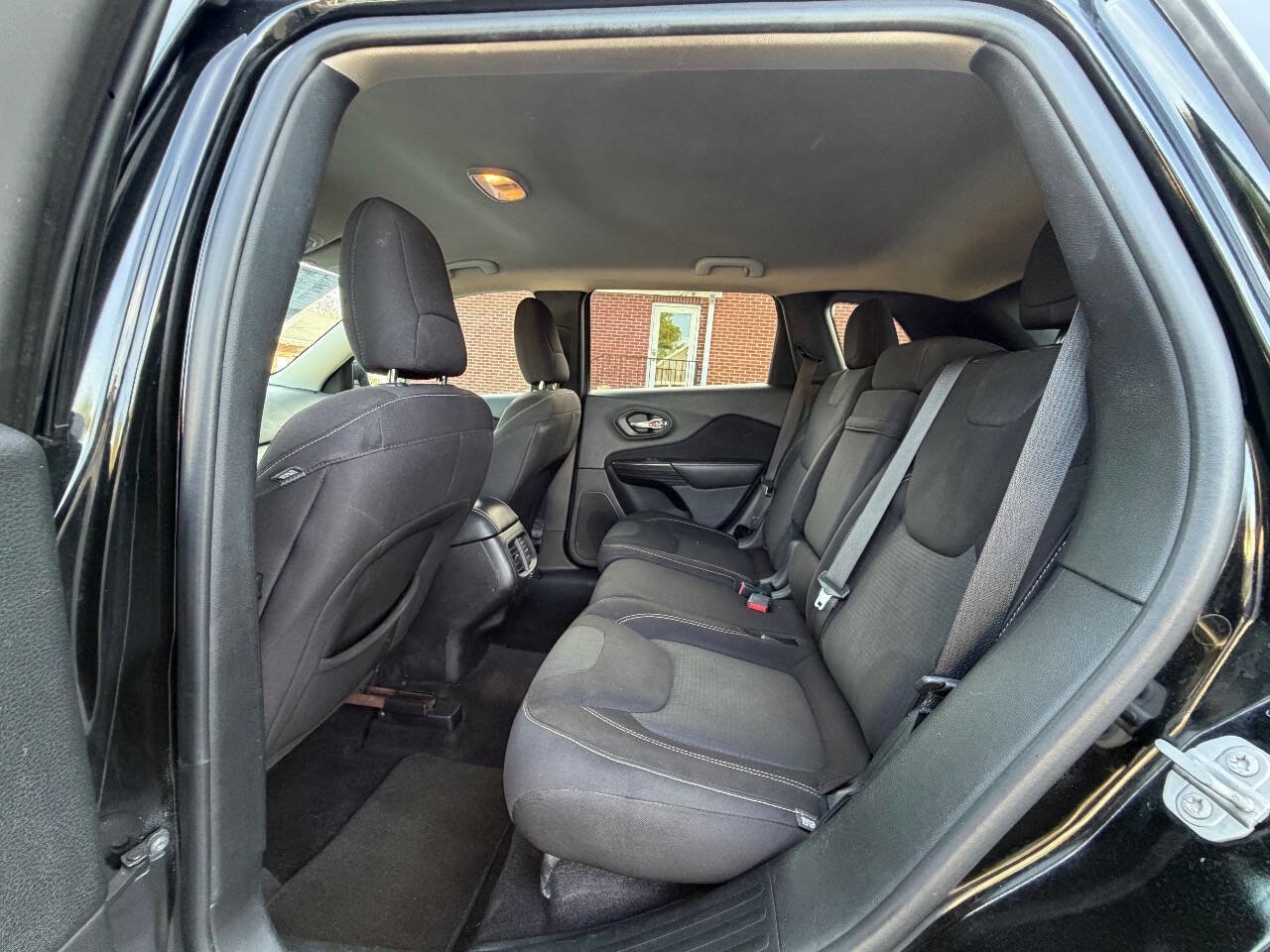 Used 2017 Jeep Cherokee Latitude FWD image 13