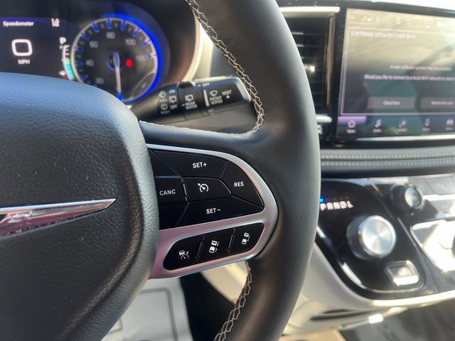 Used 2023 Chrysler Pacifica Touring-L image 30