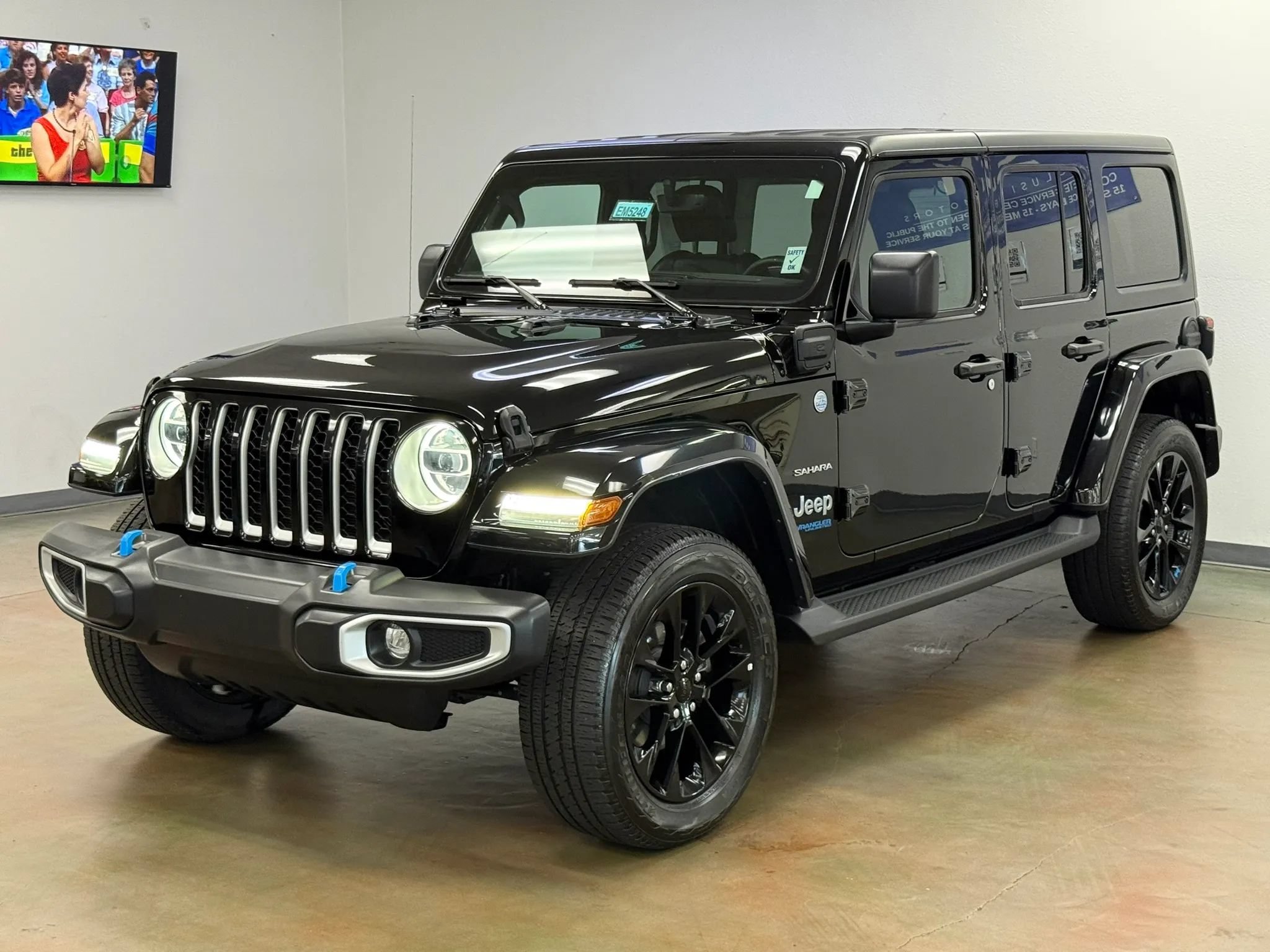Used 2022 Jeep Wrangler Unlimited Sahara w/ Cold Weather Group AWD/4WD image 4